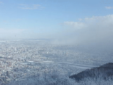 通り過ぎる雪雲と札幌の街